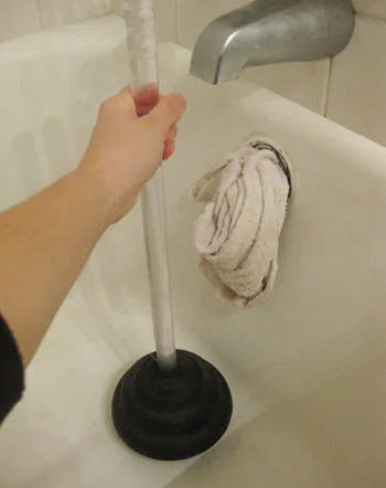 Uncloging a drain plunger