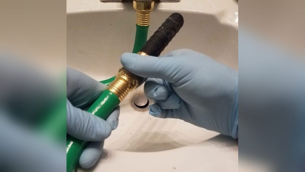 How to use a drain bladder to remove pipe clogs