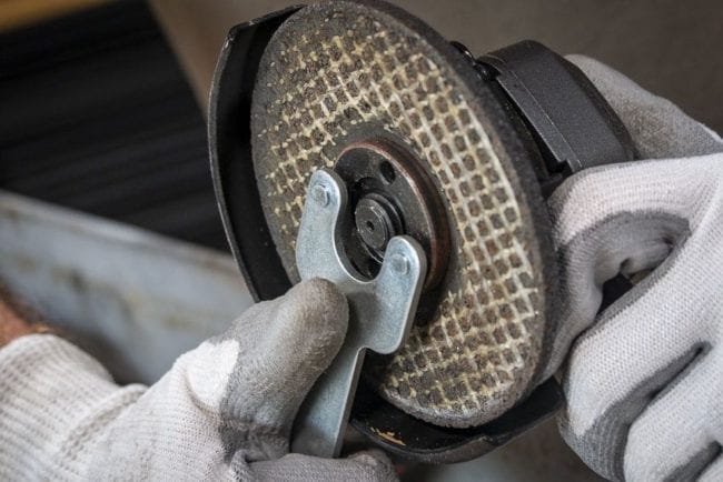 How to Change an Angle Grinder Disc Safely and Easily