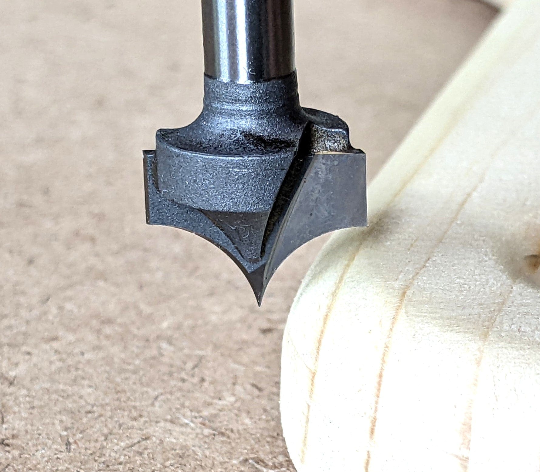 How to Use a Roundover Bit: Step-by-Step Guide for Beginners